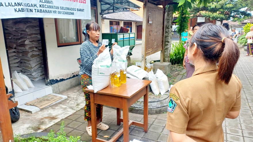 Pemerintah Desa Lalanglinggah Salurkan Bantuan Pangan Beras Bulog dan Minyak Goreng Periode Februari-Maret 2026