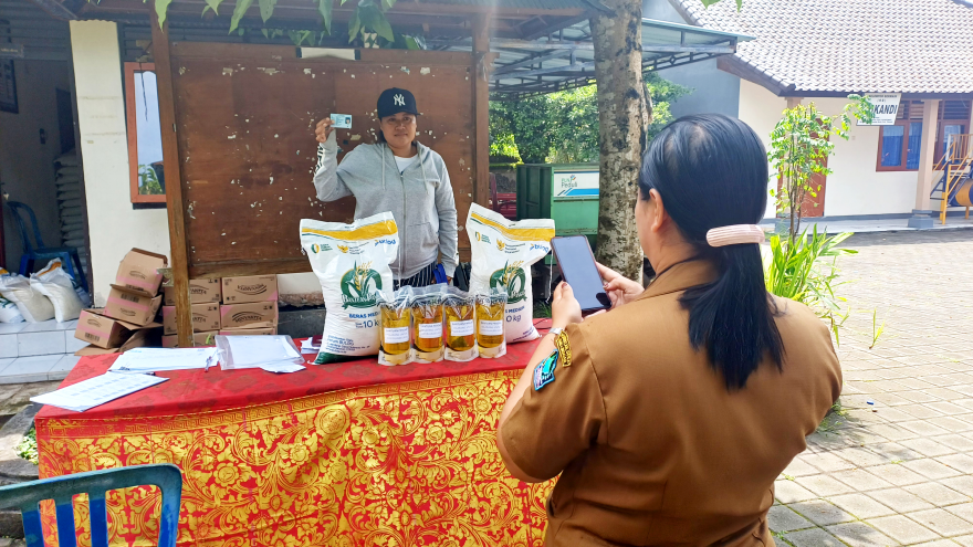 Pemerintah Desa Lalanglinggah Salurkan Bantuan Pangan dari Bapanas dan Perum Bulog kepada 161 Penerima