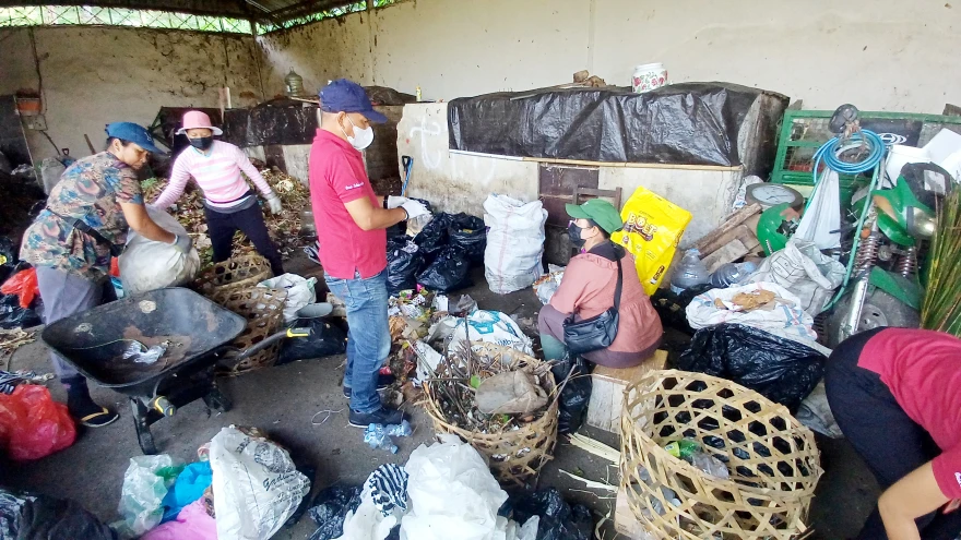 Kegiatan Gotong Royong Pemilahan Sampah di TPS3R Suddha Sthana Desa Lalanglinggah